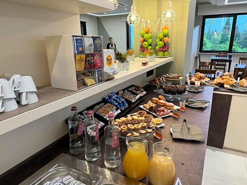 Ile Hotel image