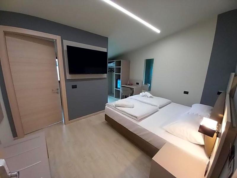 Ile Hotel image