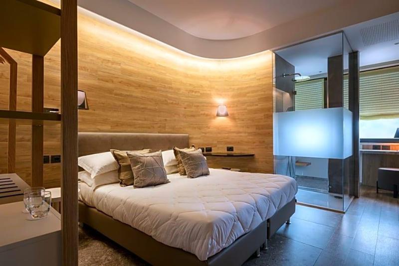 Ile Hotel image