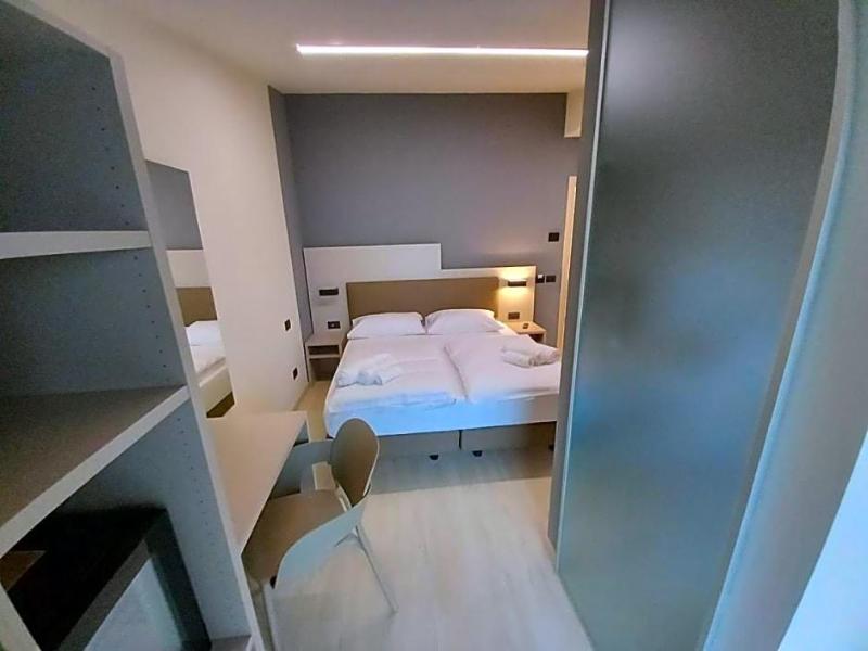 Ile Hotel image