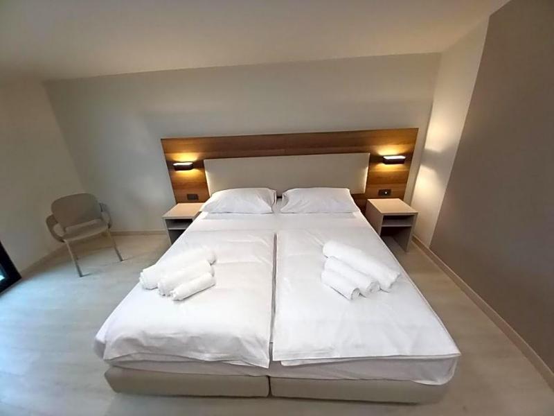 Ile Hotel image