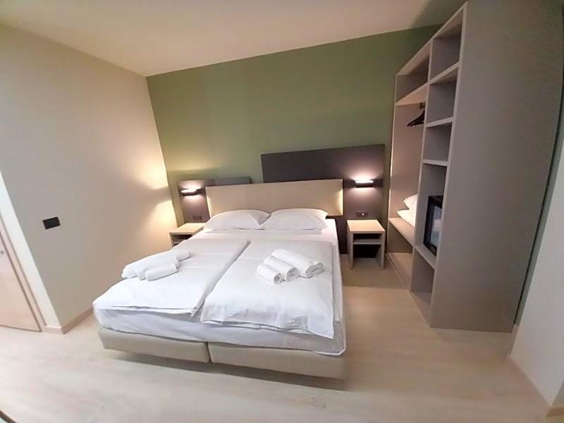 Ile Hotel image