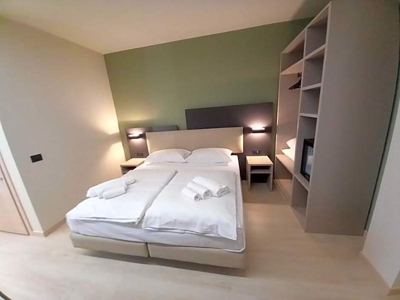 Ile Hotel image