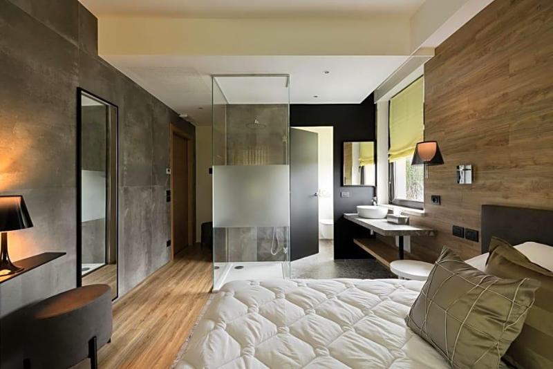 Ile Hotel image