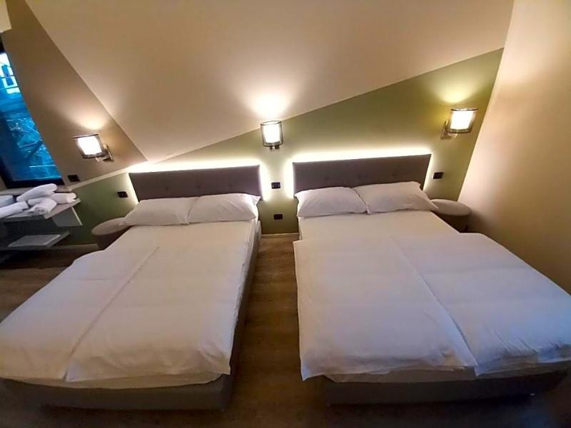 Ile Hotel image