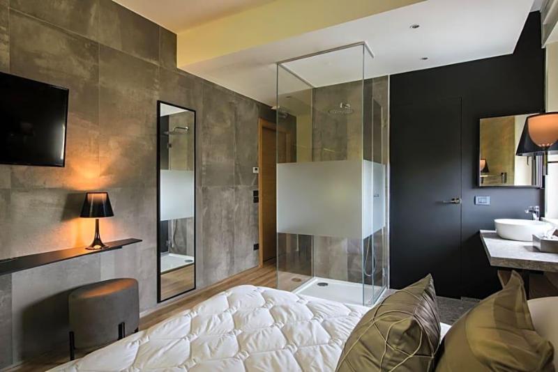 Ile Hotel image