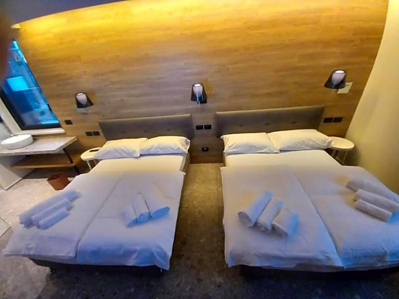 Ile Hotel image