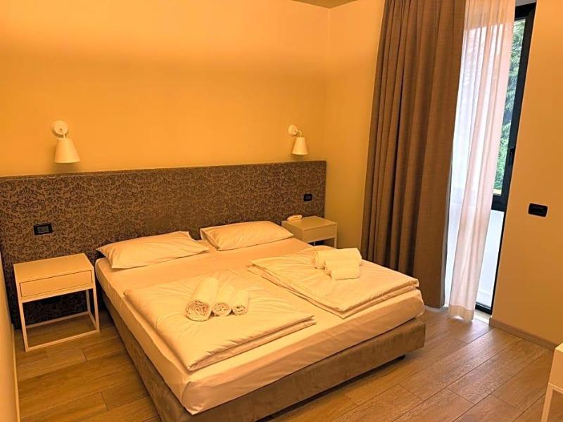 Ile Hotel image