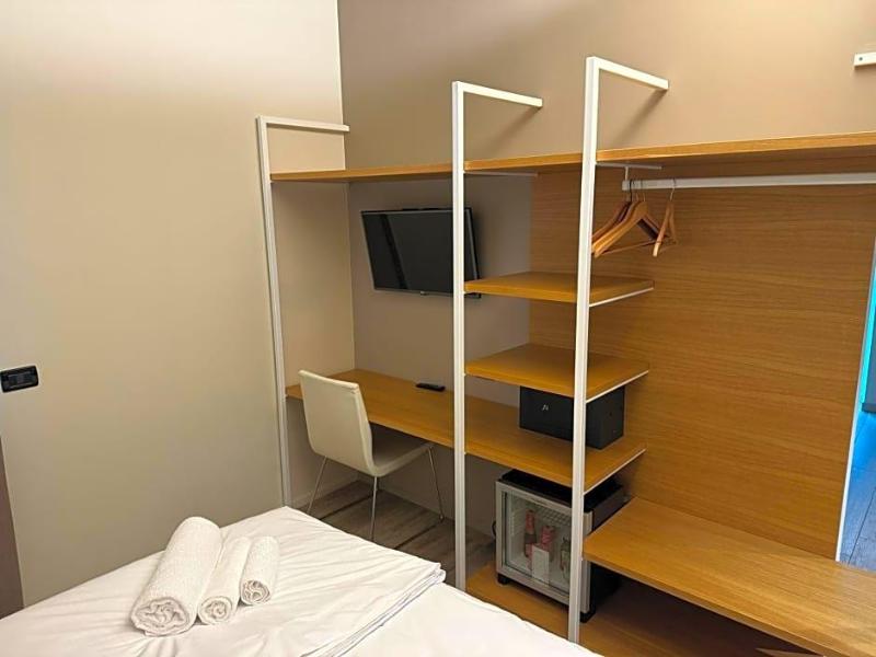 Ile Hotel image