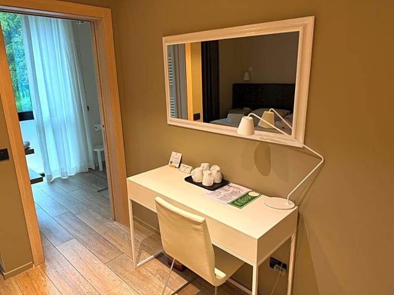 Ile Hotel image