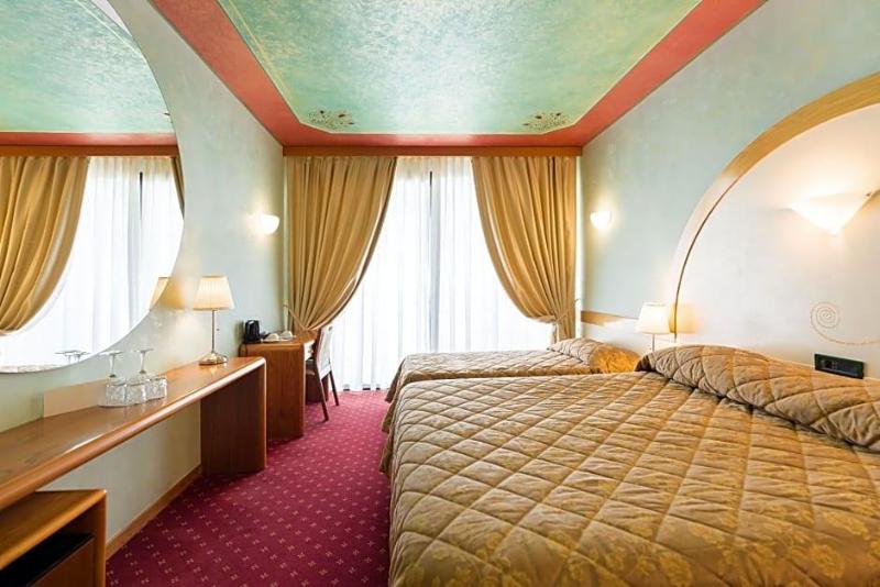 Hotel Aquila D Oro Desenzano image