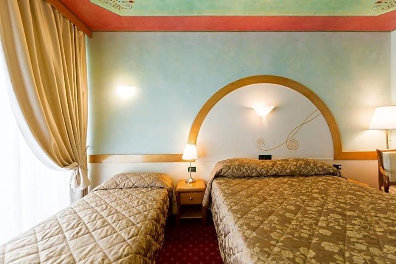 Hotel Aquila D Oro Desenzano image