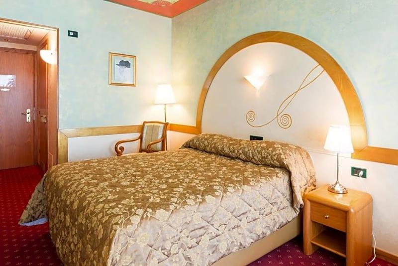 Hotel Aquila D Oro Desenzano image