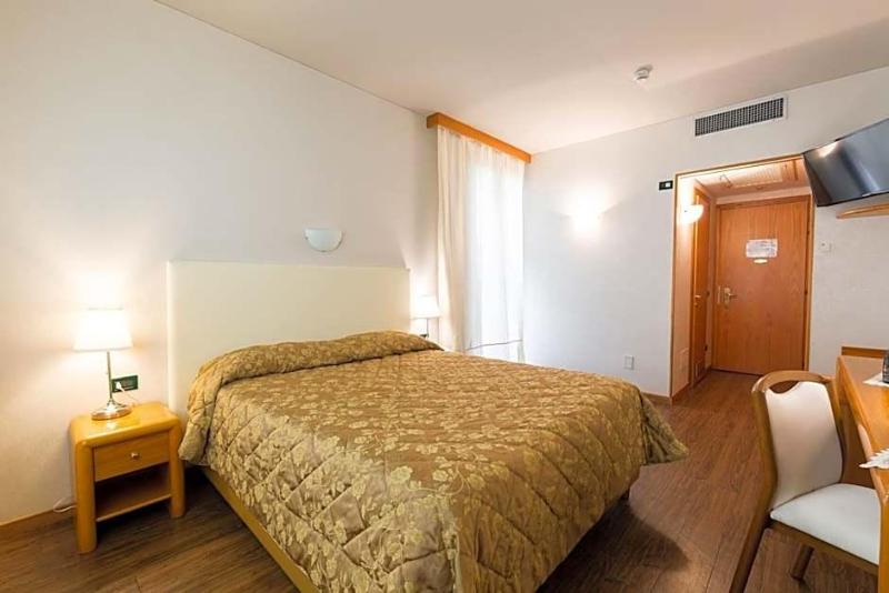 Hotel Aquila D Oro Desenzano image