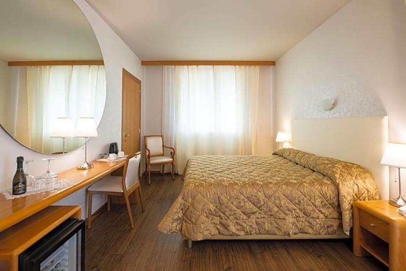 Hotel Aquila D Oro Desenzano image