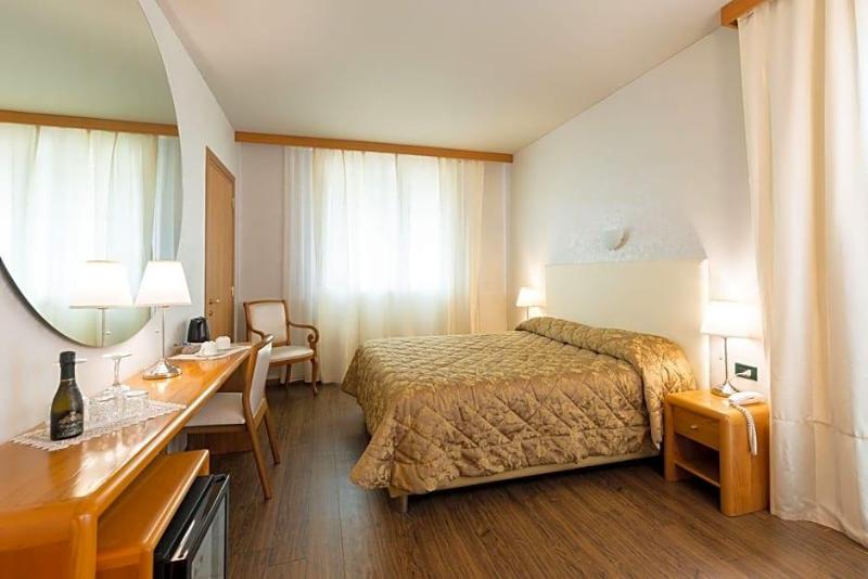 Hotel Aquila D Oro Desenzano image