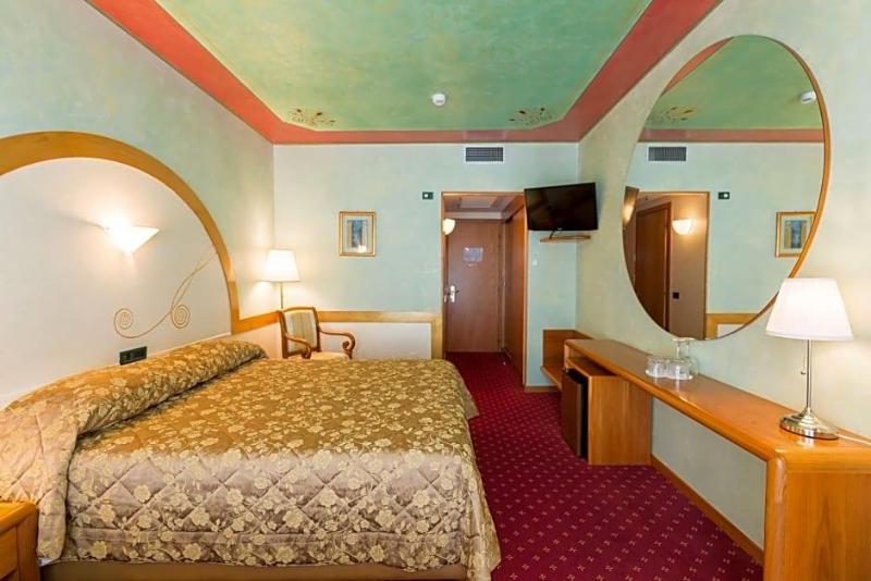 Hotel Aquila D Oro Desenzano image