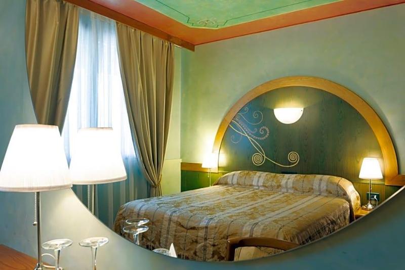 Hotel Aquila D Oro Desenzano image