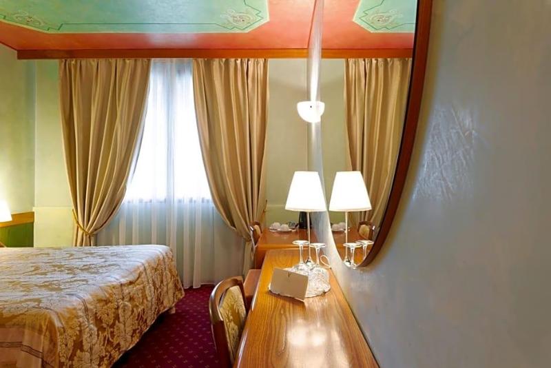 Hotel Aquila D Oro Desenzano image
