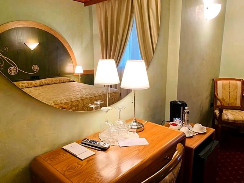 Hotel Aquila D Oro Desenzano image