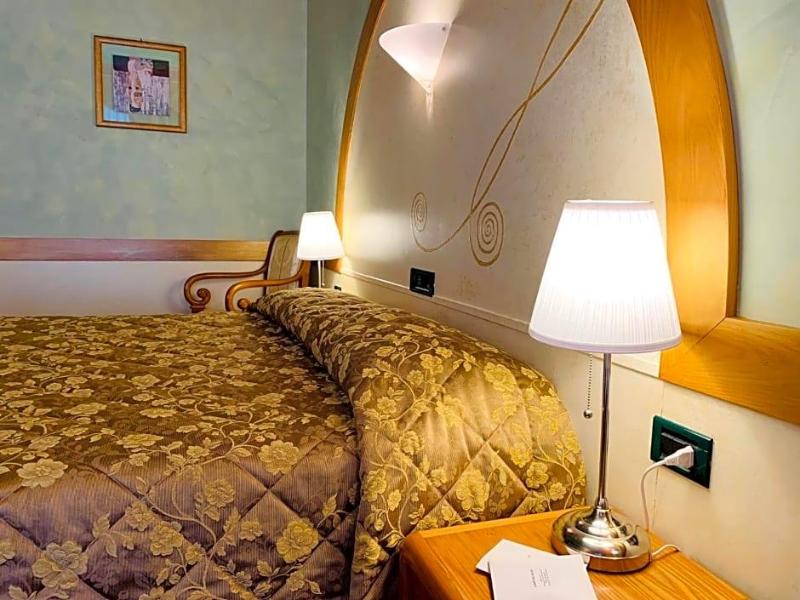 Hotel Aquila D Oro Desenzano image