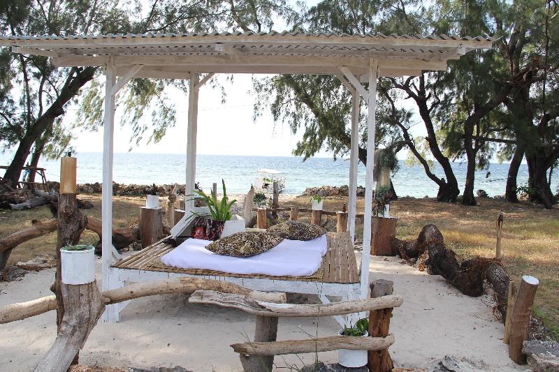 Cemara Beachfront Suite By Zuzu image