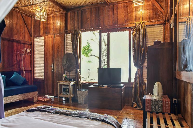 Cemara Beachfront Suite By Zuzu image 6