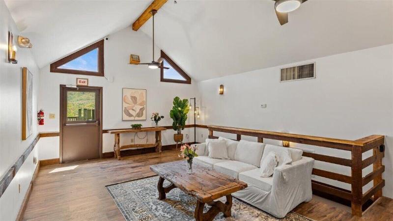 Laurel Valley Mountain Retreat image