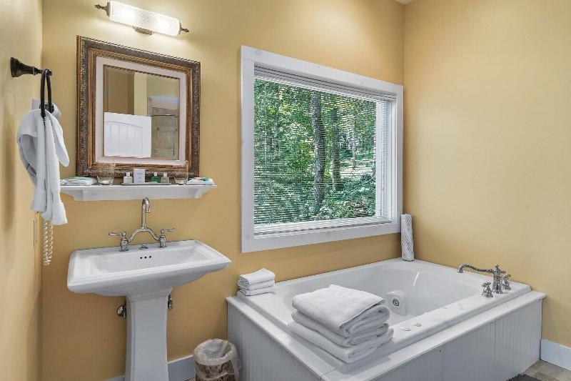 Laurel Valley Mountain Retreat image