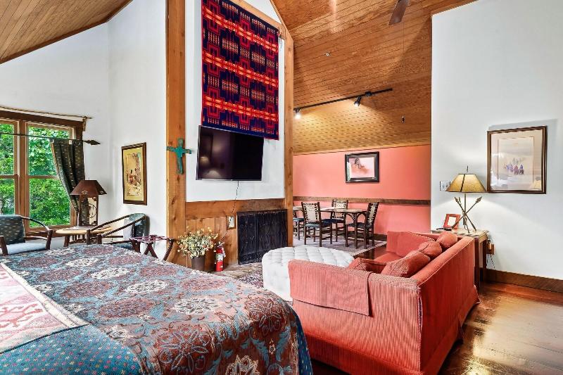 Laurel Valley Mountain Retreat image