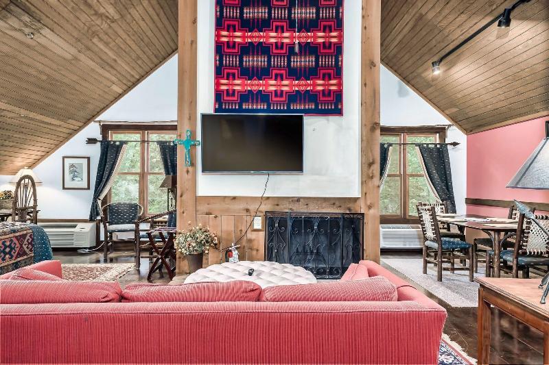 Laurel Valley Mountain Retreat image