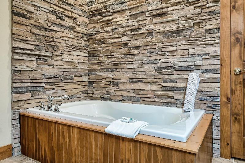 Laurel Valley Mountain Retreat image