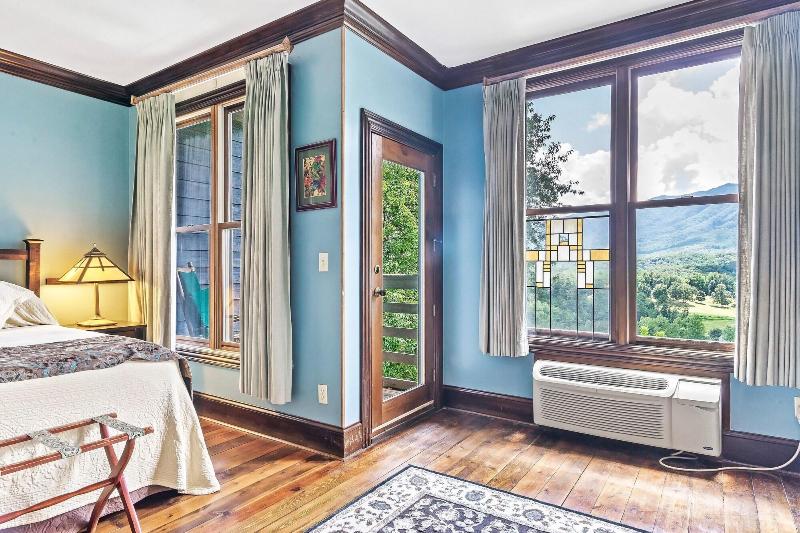 Laurel Valley Mountain Retreat image
