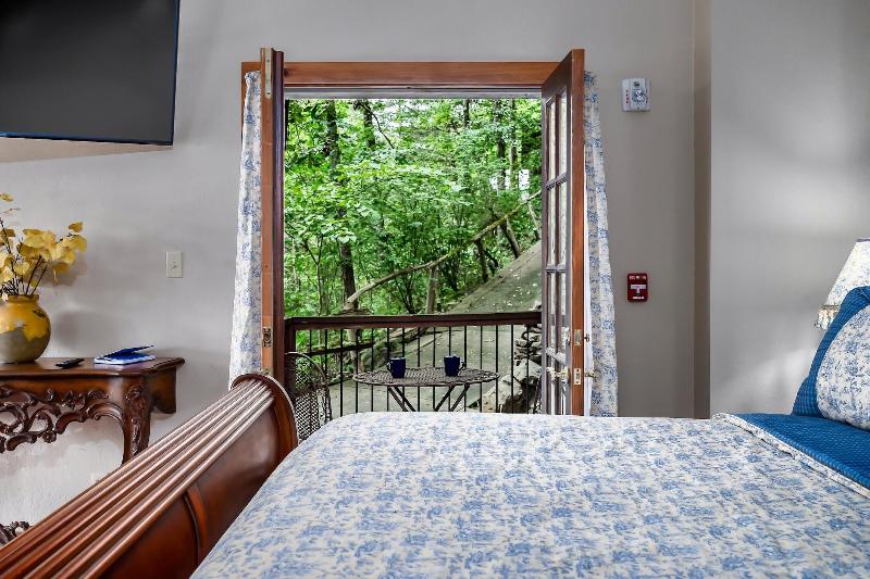 Laurel Valley Mountain Retreat image