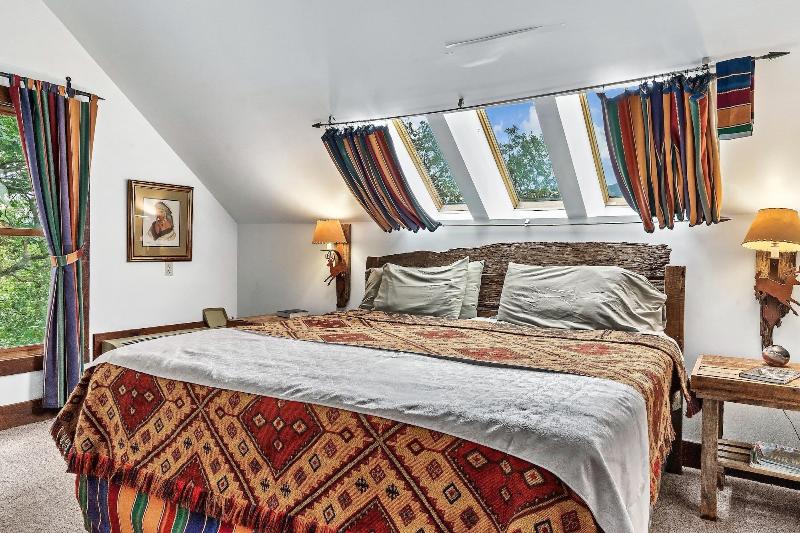 Laurel Valley Mountain Retreat image