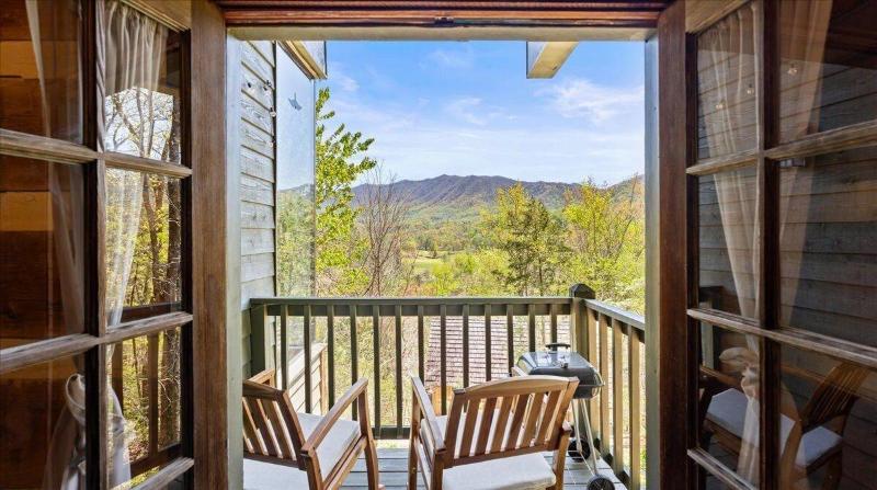 Laurel Valley Mountain Retreat image