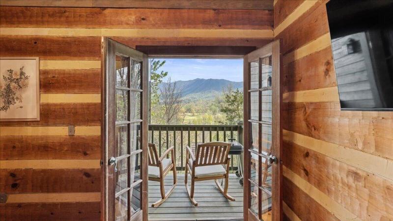Laurel Valley Mountain Retreat image