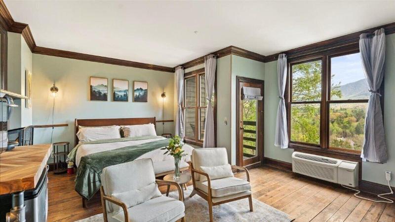Laurel Valley Mountain Retreat image