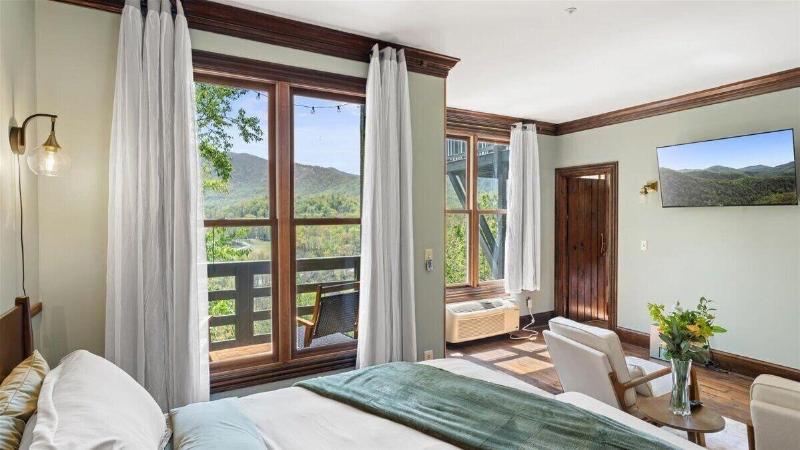 Laurel Valley Mountain Retreat image