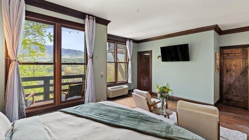 Laurel Valley Mountain Retreat image
