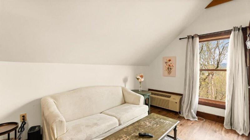 Laurel Valley Mountain Retreat image