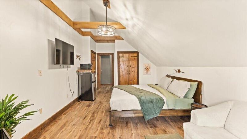 Laurel Valley Mountain Retreat image