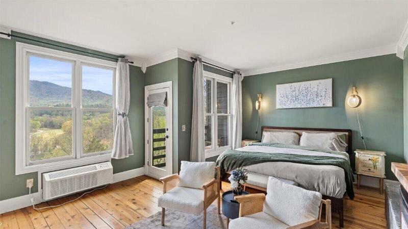 Laurel Valley Mountain Retreat image