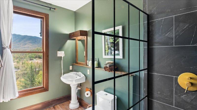 Laurel Valley Mountain Retreat image
