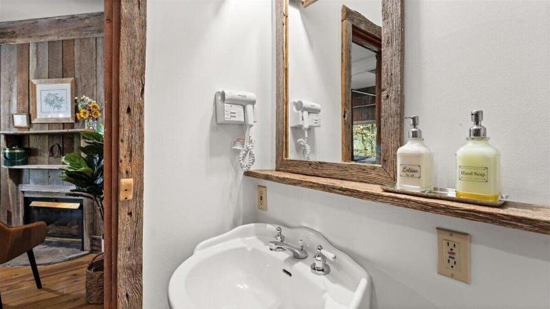 Laurel Valley Mountain Retreat image