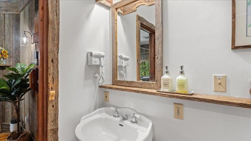 Laurel Valley Mountain Retreat image