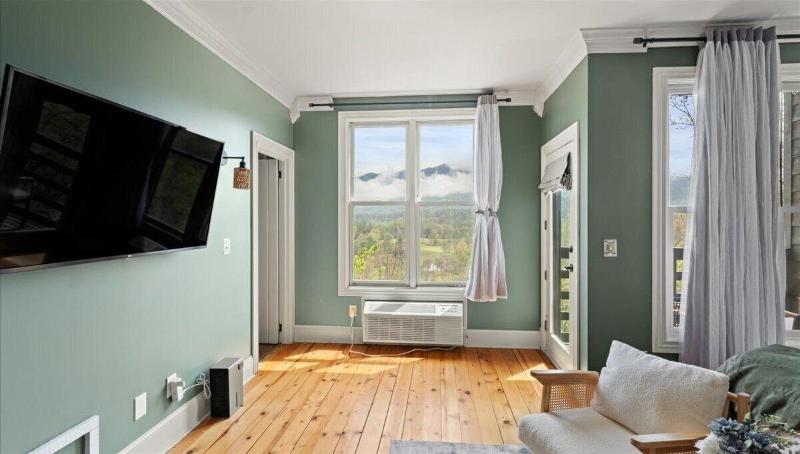 Laurel Valley Mountain Retreat image