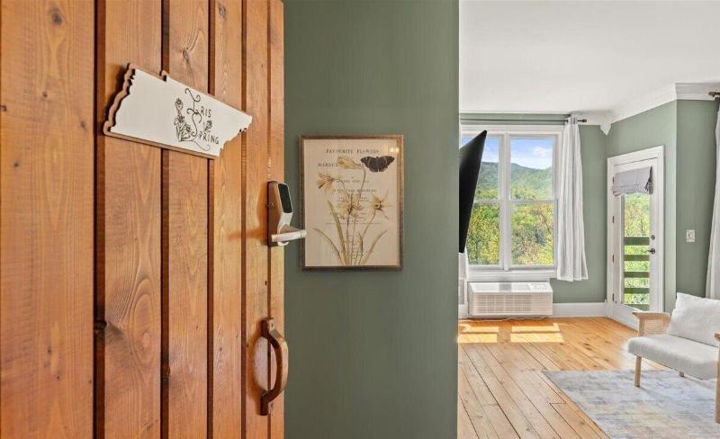 Laurel Valley Mountain Retreat image