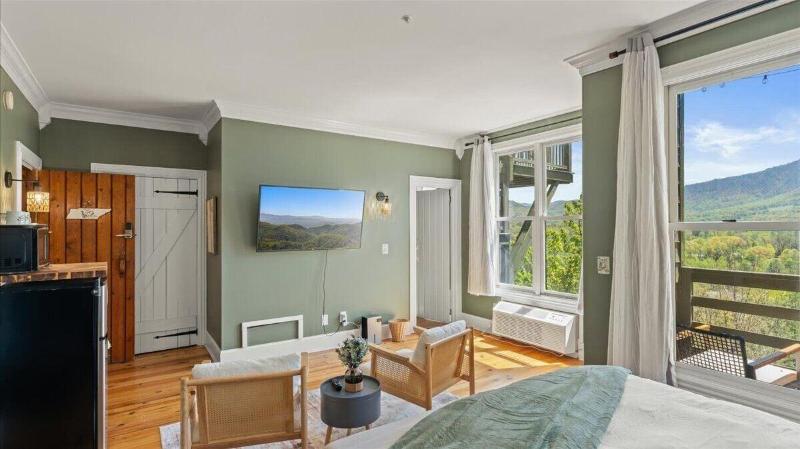 Laurel Valley Mountain Retreat image