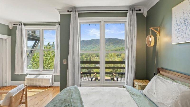 Laurel Valley Mountain Retreat image